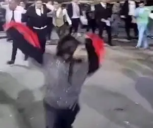 آواز شاد؛ این دختر کوچولو وسط مراسم انقد خوب لری رقصید همه محو اون شدن تا عروسی