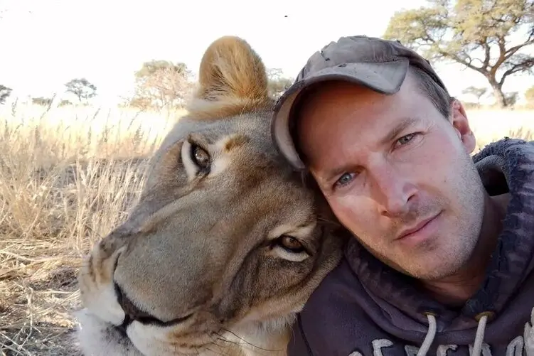 حیات وحش؛ مردی که ۳۰ دقیقه زیر پنجه‌های شیر بود اما کاری کرد شیر او را نخورد