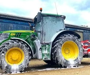 شست و شوی عظیم؛ کارواش بیل مکانیکی پر از گل و روغن و کثافت که 8 میلیون آب خورد