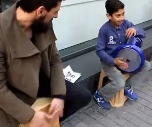 آواز شاد؛ تمبک زدن عربی پسربچه فسقلی که انقد تند میزنه ادم دستاشو نمیتونه ببینه