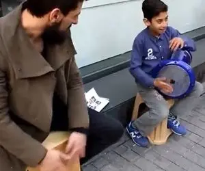 آواز شاد؛ تمبک زدن عربی پسربچه فسقلی که انقد تند میزنه ادم دستاشو نمیتونه ببینه