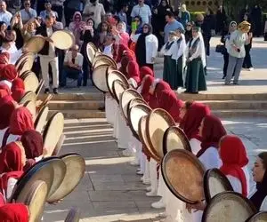 آواز محلی؛ انقدر میگن شیرازیا تنبلن ولی این خانوما قطاری وایسادن خیلی زرنگ دف میزنن