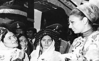 سفر به ایام قدیم ندیم؛ خانم های قشر ضعیف جامعه گلاویز فرح پهلوی