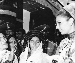 سفر به ایام قدیم ندیم؛ خانم های قشر ضعیف جامعه گلاویز فرح پهلوی