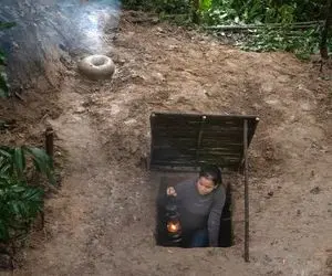 معماری خلاقانه؛ خانومه رفته زیر زمین واسه خودش یه کلبه ساخته درش کف زمین باز میشه