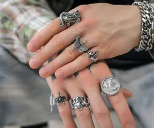 ترفندای خونگی رفع سیاهی انگشتر نقره؛ اینجوری نقرتُ درخشان کن و رعشه بندازه به دل همه