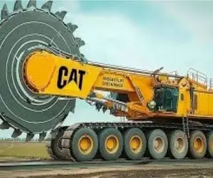 ابزارآلات غول پیکر؛ بیل مکانیکی کوه پیکر که با تسلط و کارایی باورنکردنی کار میکند