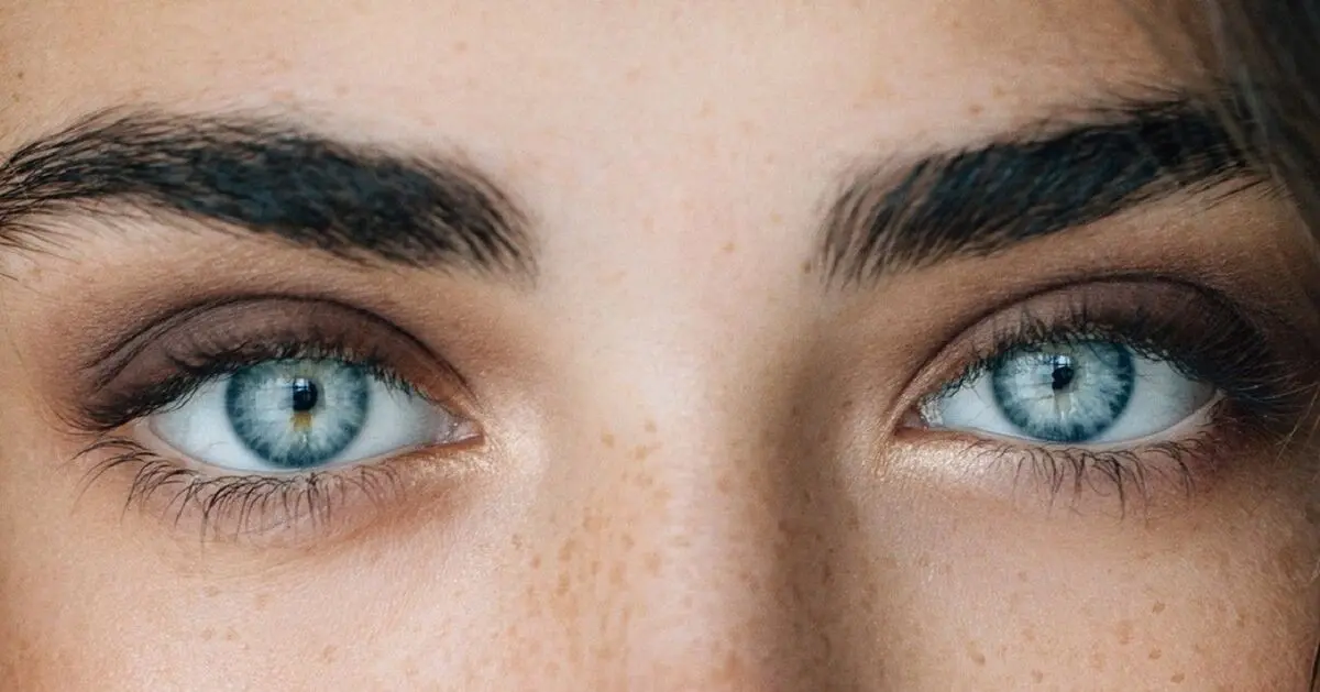 چه رنگ لنزی به پوست ما می آید؟
