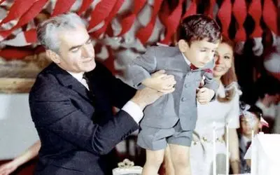 سفر به ایام قدیم سال 1338؛ چهره متفاوت محمدرضا پهلوی در پشت پرده خانه کنار پسرش