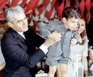 سفر به ایام قدیم سال 1338؛ چهره متفاوت محمدرضا پهلوی در پشت پرده خانه کنار پسرش