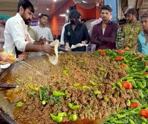 غذای خیابانی؛ خوراک گوشت چرب و چیلو پر فلفل این آشپز پاکستانی که روغن ازش چکه میکنه