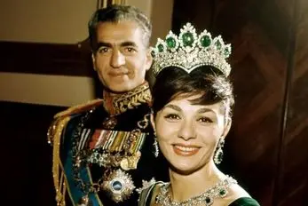 سفر به ایام قدیم؛ فرار شاه و فرح عشرت جو از ایران با گام های لرزان