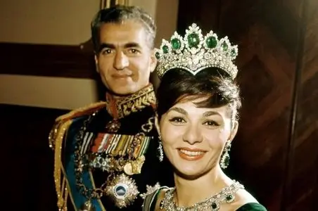 سفر به ایام قدیم؛ فرار شاه و فرح عشرت جو از ایران با گام های لرزان