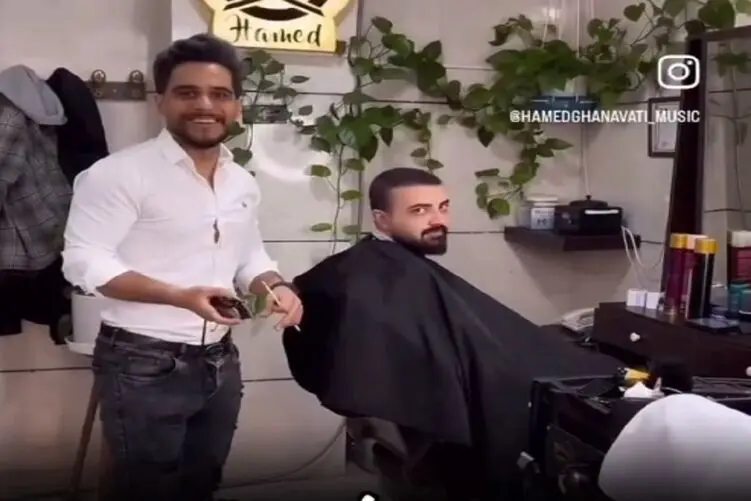 مرد آرایشگر زد زیر آواز مشتری اش فکرش را هم نمیکرد همچین صدایی داشته باشد
