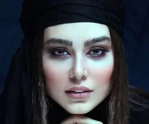 خانم سلبریتی با تیپ کاملا مشکی وحجاب نیمه!