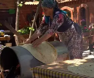 آشپزی خلاقانه؛ تو طبیعت بدون تنور نون لواش سنتی پختن محشر پهنش کردن روی بشکه 