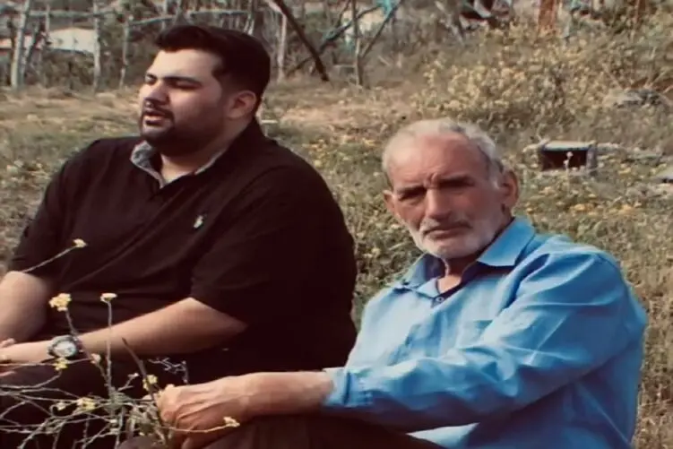 بشنوید آوازخوانی مردی در وصف پدر رو؛ چشمان پدرش برق میزند از تعریف های پسرش