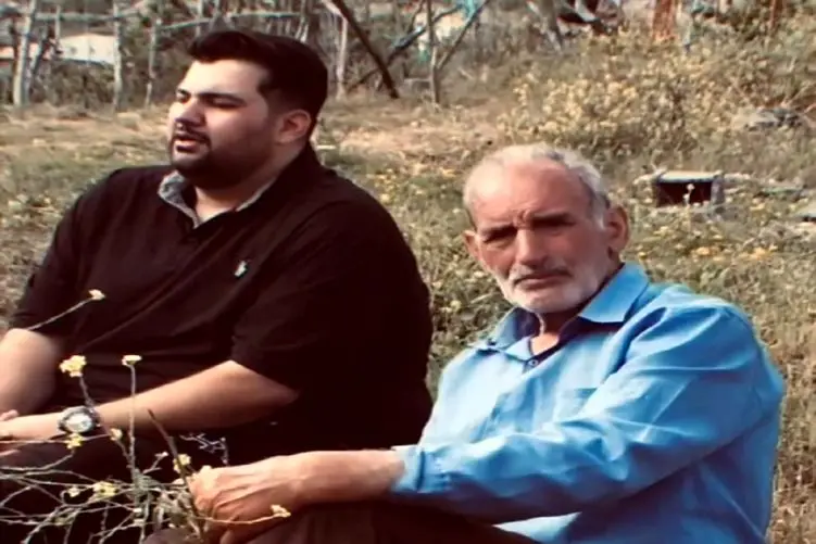 بشنوید آوازخوانی مردی در وصف پدر رو؛ چشمان پدرش برق میزند از تعریف های پسرش
