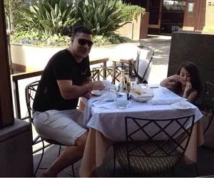 علی دایی در آمریکا واکسن کرونا می‌زند؟