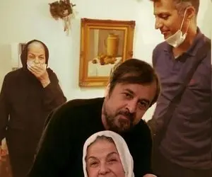 (عکس) دیدار احساسی عادل فردوسی پور با مادر حمیدرضا صدر