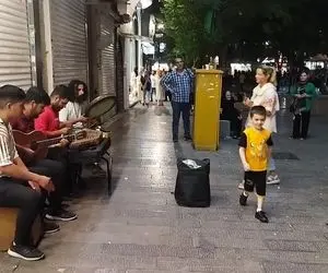 مطربی خیابانی؛ موسیقی جذاب شبانه تو کوچه پس کوچه های بازار که همه رو به شعف آورد