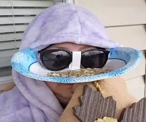 هم آوازی؛ خانومه استتار و پتو پیچ کرده که غذا خوردن پرنده ها رو با رکب ببینه