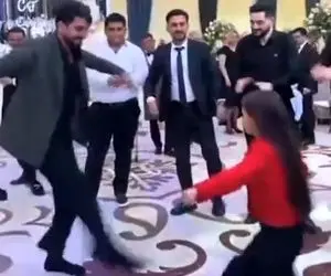 رقص محلی؛ رقص هماهنگ پدر دختری که چشام گرد شد از حرکت سریع پاهاشون واقعا دستخوش