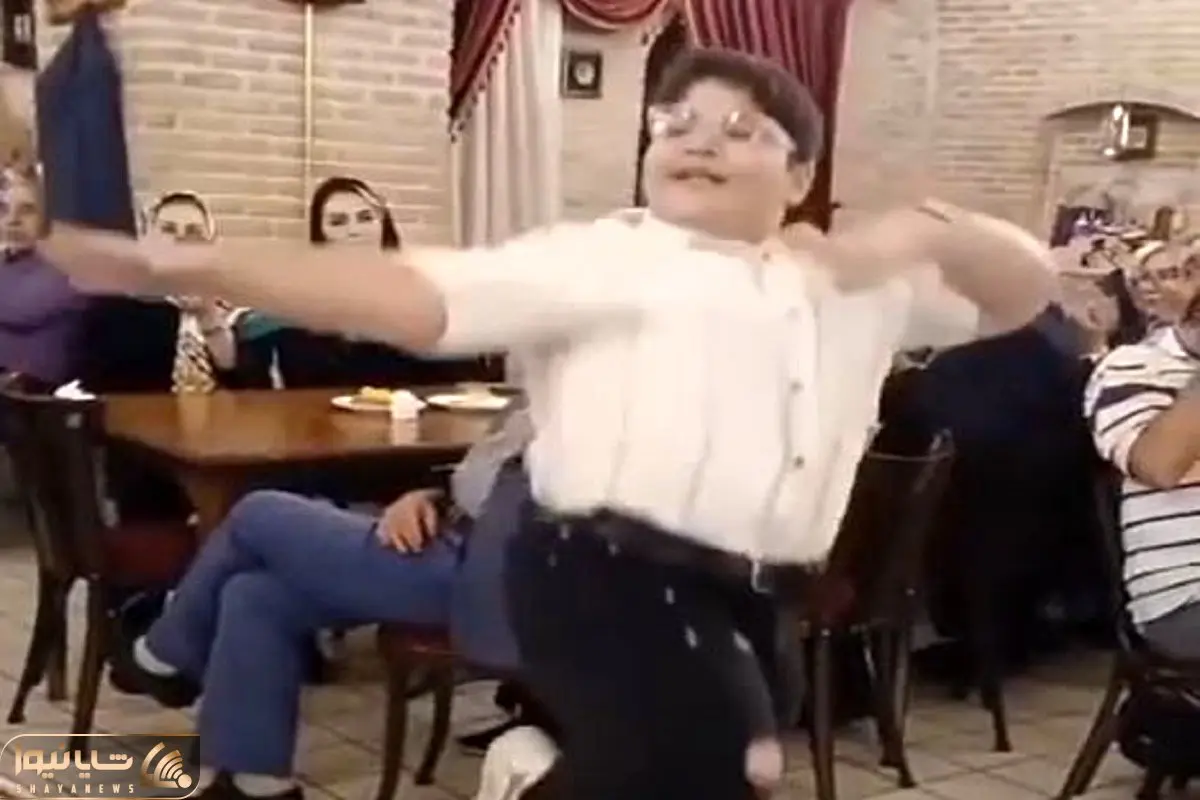 آواز شاد؛ این پسربچه گردالی یطوری تو رستوران آذری رقصید همه غذارو ول کردن تشویقش کردن