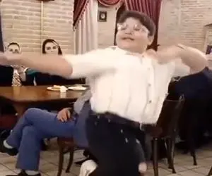 آواز شاد؛ این پسربچه گردالی یطوری تو رستوران آذری رقصید همه غذارو ول کردن تشویقش کردن