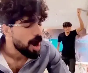 آواز ترکیبی؛ بنده خدا آهنگ احساسی میخونه داداشش پشت سر دلقک بازی در میاره کر خندس 