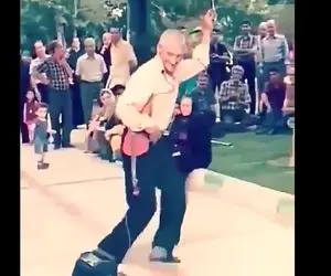 آواز خیابانی؛ ببینید این پیرمرد چه محفلی با آهنگ لب کارون گرم کرده ادا و اطوارش رو