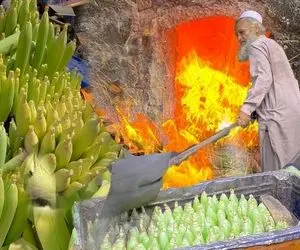 غذای خیابانی؛ ببینید بلال این پیرمرد پاکستانی که تو تنور شنی کباب میکنه چه پرطرفداره