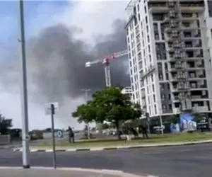 زنده پیدا شدن ٣ نفر از زیر آوار در یک منزل مسکونى که مورد هدف اسرائیل قرار گرفت بود