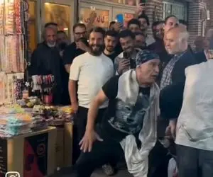 آواز شاد؛ مرد تو بازار ایستگاه ملتو گرفته آهنگ گذاشته وایساده اداشونو درمیاره