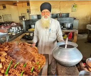 غذای خیابانی؛ ببینید این پیرمرد با استایل و ریش جذابش چه طعام های محشری طبخ می کنه