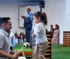 آواز شاد؛ این فسقلی کل مجلسو ول کرده داره برای باباش میرقصه/ فقط ذوق کردن باباش واسش