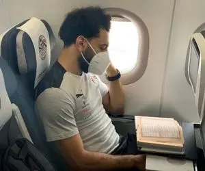 (عکس) قرآن خواندن ستاره لیگ برتری در هواپیما 