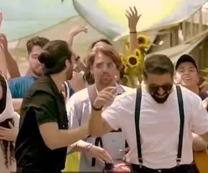 آوا مبتهج؛ اجرای وایرال شده یه مُشت دختر و پسر تو بازار که عجب وضعی شده میخونن شاد