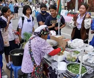 غذای خیابانی؛ این مامان بزرگ جذاب پیر با چرخ دستی تو خیابان چه طعام لذیذی درست میکنه