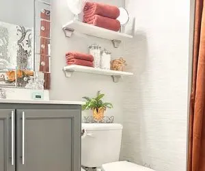 چیدانه خیلی قشنگ؛ سرویس بهداشتی رو با رنگ های شارپ چیدمان کن همش که نباید سفید باشه