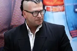 آواز معروفا؛ روزبه حصاری کجاش این اطوارا رو قایم کرده بود شده خواننده مجلس عروسی