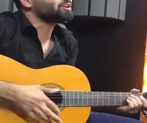 آواز احساسی؛ پسره فیسشو نشون نداد خوند انقد صداش خوش آهنگه لحظه شماری میکنی ببینیش