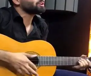 آواز احساسی؛ پسره فیسشو نشون نداد خوند انقد صداش خوش آهنگه لحظه شماری میکنی ببینیش