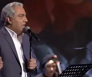 آواز هنرمندانه؛ مهران مدیری همه خلق جهان را میخونه نوازندش جای گوشواره لوستر به گوششه