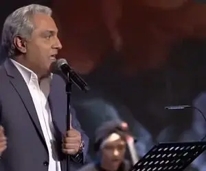 آواز هنرمندانه؛ مهران مدیری همه خلق جهان را میخونه نوازندش جای گوشواره لوستر به گوششه