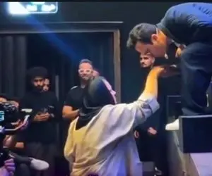 آواز شاعرانه؛ بوسه حامدآهنگی به دستای مادرش تو کنسرتش که خنده مخاطبو به اشک رسوند