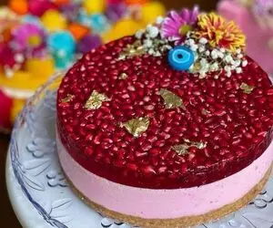 طرز تهیه چیز کیک انار یخچالی؛ این خوشگلِ خوشمزه رو شب یلدا حتما درست کنید