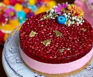 طرز تهیه چیز کیک انار یخچالی؛ این خوشگلِ خوشمزه رو شب یلدا حتما درست کنید