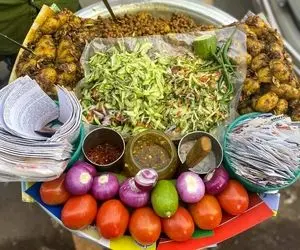 غذای خیابانی ؛ غذای محبوب بنگلادشی ها که خیلی کثیف درستش می کنند و تو روزنامه میخورنش