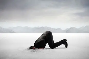 اگه مثبت‌اندیشی و نواقص رو نمی‌بینی احتمالاً در تله انکار افتادی و این ناتوانت میکنه